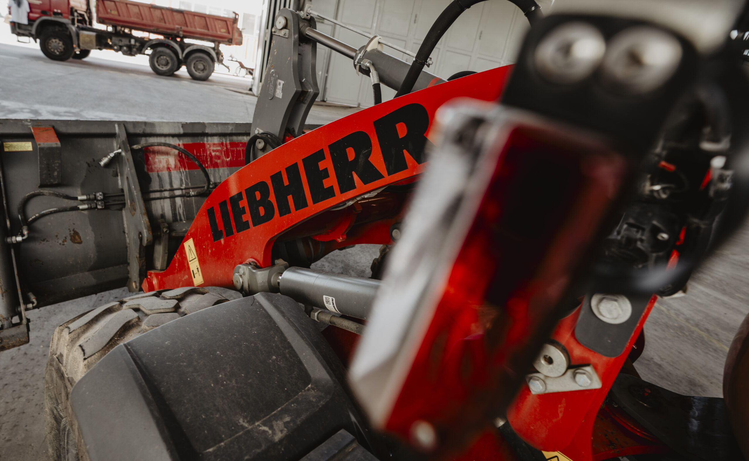 Kfz-Mechatroniker in der Werkstatt der Hans Hirschmann KG Wartung einer Baumaschine Moderner Fuhrpark der Hans Hirschmann KG Reparatur eines Baggers in der Werkstatt