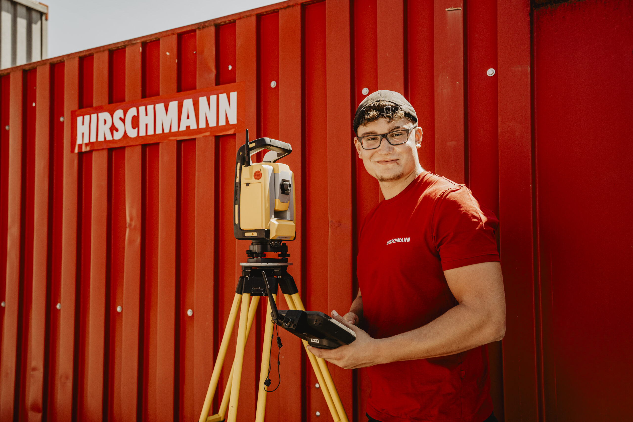 Vermessungstechniker bei der Hans Hirschmann KG Tachymeter auf einer Baustelle Digitale Vermessung im Tiefbau Vermessungsarbeiten auf einer Baustelle