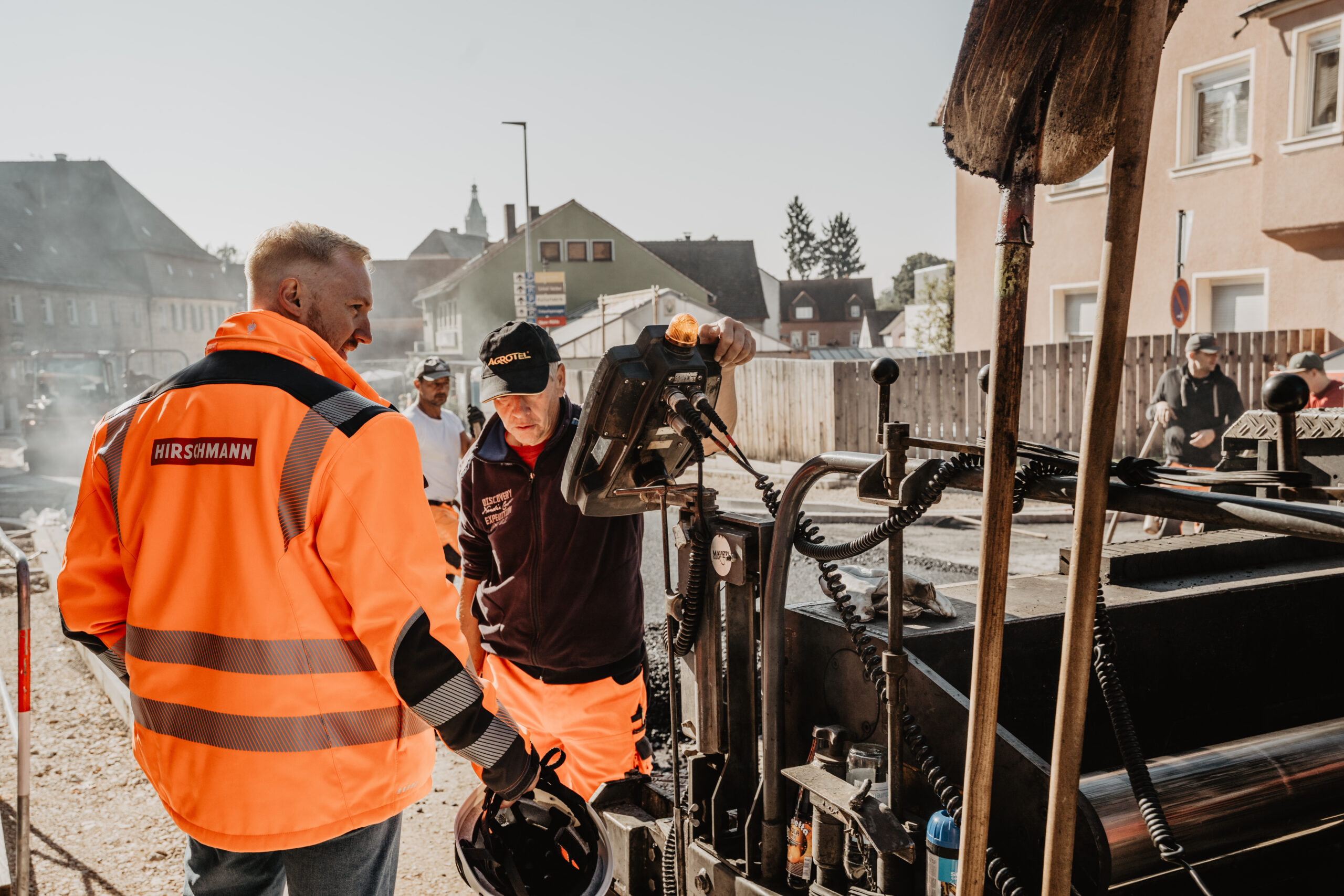 Polier der Hans Hirschmann KG auf einer Baustelle Baustellenteam im Tiefbau Vermessungsarbeiten auf einer Baustelle Karriere bei der Hans Hirschmann KG